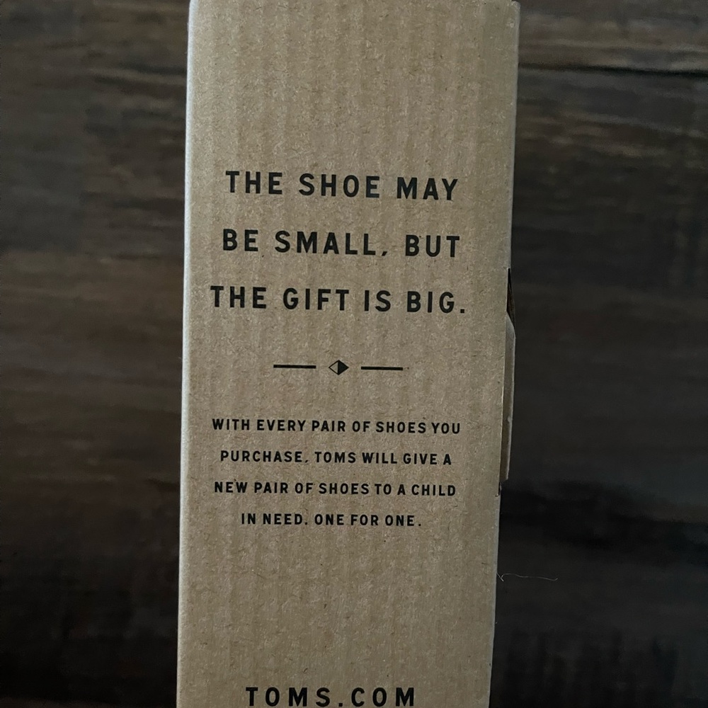 Toms - Picture 3 of 5